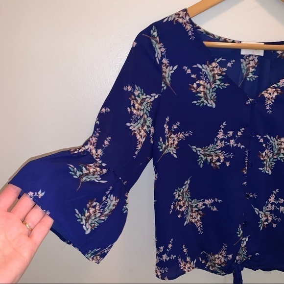 Sienna Sky Blue Floral Tie Front Top Size Small - Picture 6 of 9